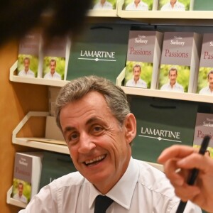 Exclusif - L'ancien président Nicolas Sarkozy en dédicace de son dernier livre "Passions" à la librairie Lamartine à Neuilly-sur-Seine. Le 14 septembre 2019 © Francis Petit / Bestimage