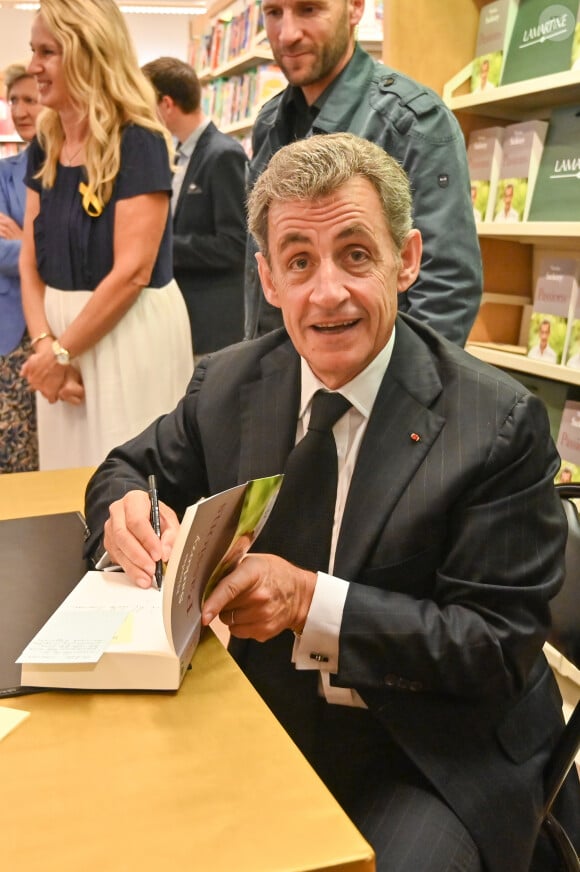 Exclusif - L'ex-président Nicolas Sarkozy en dédicace de son dernier livre "Passions" à la librairie Lamartine à Neuilly-sur-Seine. Le 14 septembre 2019 © Francis Petit / Bestimage