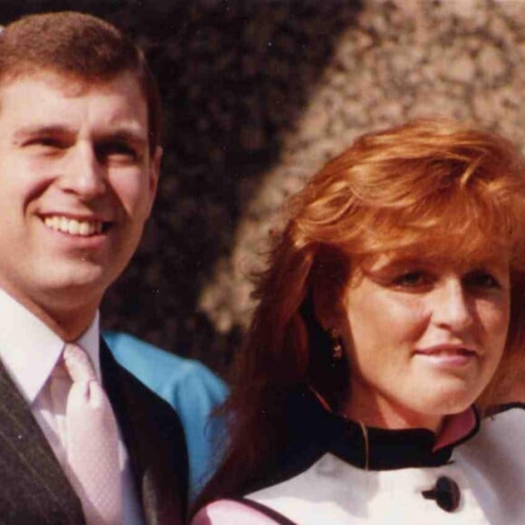 Le prince Andrew et Sarah Ferguson avec leur fille Eugenie devant l'hôpital Portland en 1990.