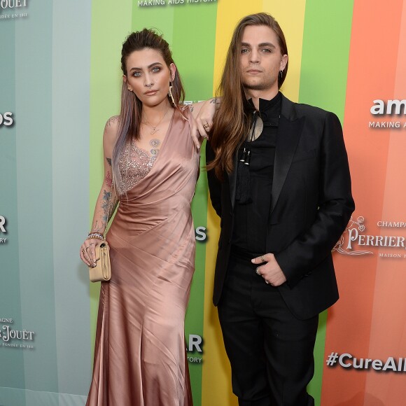 Paris Jackson et son compagnon Gabriel Glenn au photocall de la soirée "amfAR Gala" à Los Angeles, le 10 octobre 2019.
