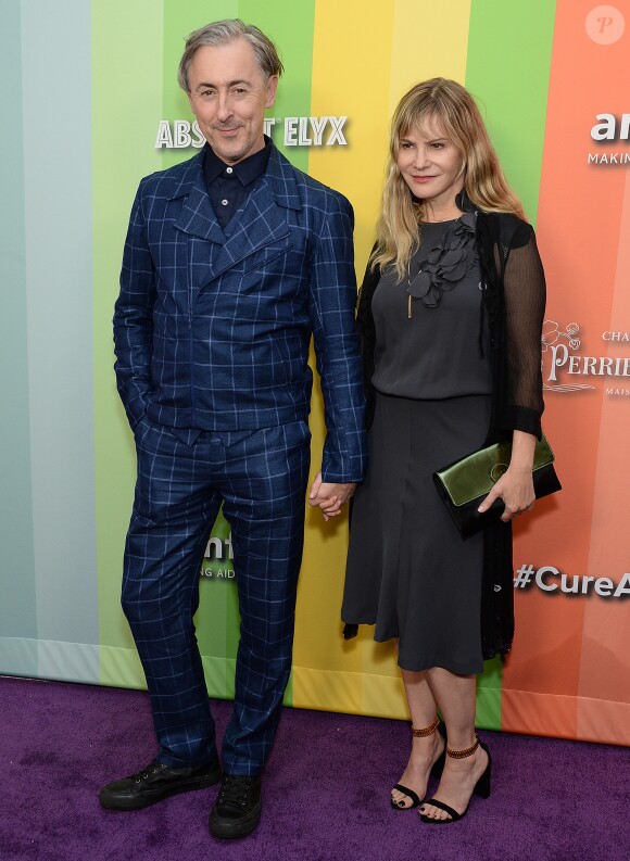 Alan Cumming et Jennifer Jason Leigh au photocall de la soirée "amfAR Gala" à Los Angeles, le 10 octobre 2019.