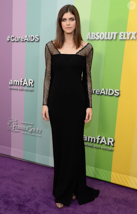 Alexandra Daddario au photocall de la soirée "amfAR Gala" à Los Angeles, le 10 octobre 2019.