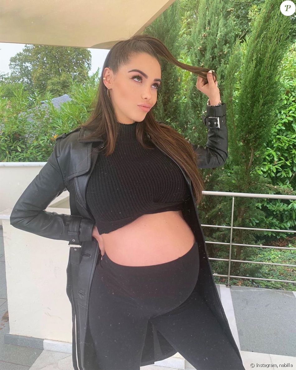 Nabilla Benattia enceinte de 8 mois, prend la pose sur Instagram, le 3 octobre 2019