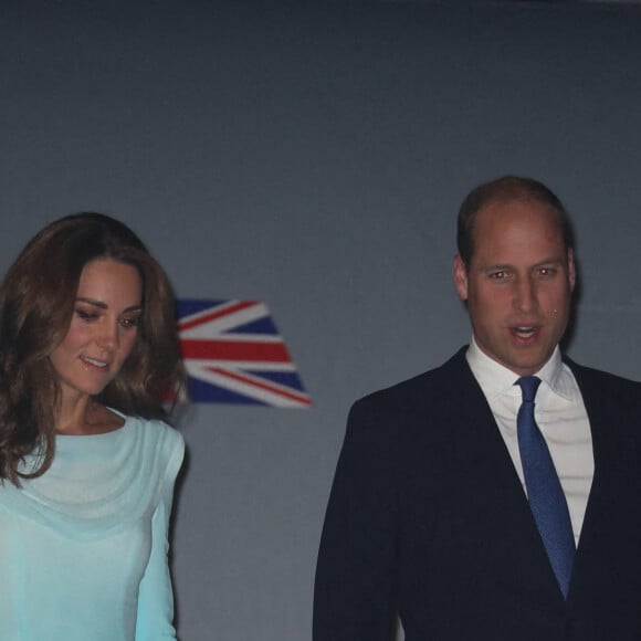 La duchesse Catherine de Cambridge et le prince William lors de leur arrivée au Pakistan pour une visite officielle de cinq jours, le lundi 14 octobre 2019 à la base aérienne Nur Khan à Rawalpindi, non loin de la capitale Islamabad.