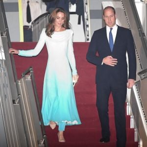 La duchesse Catherine de Cambridge et le prince William lors de leur arrivée au Pakistan pour une visite officielle de cinq jours, le lundi 14 octobre 2019 à la base aérienne Nur Khan à Rawalpindi, non loin de la capitale Islamabad.