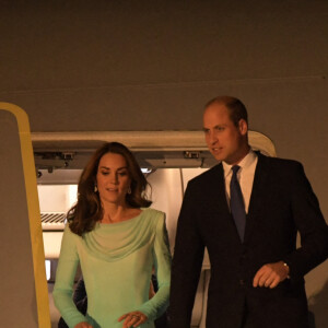 La duchesse Catherine de Cambridge et le prince William à la sortie de l'avion Voyager de la RAF lors de leur arrivée au Pakistan pour une visite officielle de cinq jours, le lundi 14 octobre 2019 à la base aérienne Nur Khan à Rawalpindi, non loin de la capitale Islamabad.