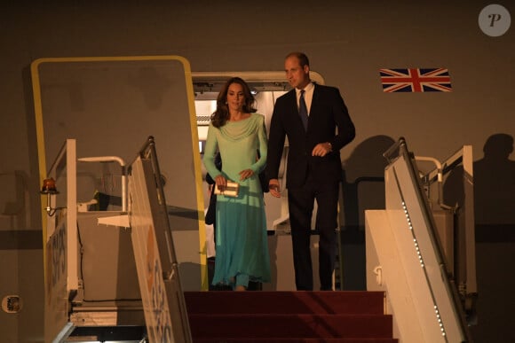 La duchesse Catherine de Cambridge et le prince William à la sortie de l'avion Voyager de la RAF lors de leur arrivée au Pakistan pour une visite officielle de cinq jours, le lundi 14 octobre 2019 à la base aérienne Nur Khan à Rawalpindi, non loin de la capitale Islamabad.