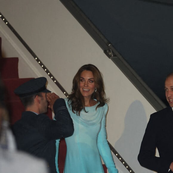 La duchesse Catherine de Cambridge et le prince William lors de leur arrivée au Pakistan pour une visite officielle de cinq jours, le lundi 14 octobre 2019 à la base aérienne Nur Khan à Rawalpindi, non loin de la capitale Islamabad.