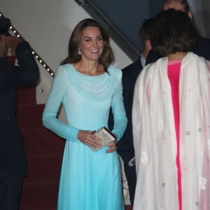 La duchesse Catherine de Cambridge, dans un shalwar kameez signé Catherine Walker, lors de son arrivée au Pakistan avec le prince William pour une visite officielle de cinq jours, le lundi 14 octobre 2019 à la base aérienne Nur Khan à Rawalpindi, non loin de la capitale Islamabad.