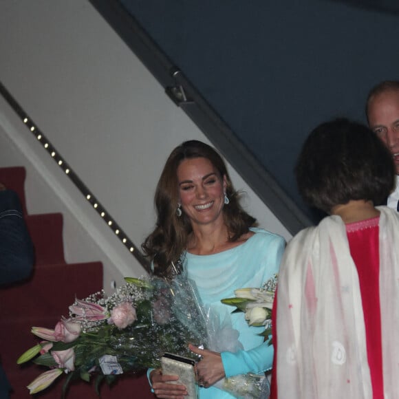 La duchesse Catherine de Cambridge et le prince William lors de leur arrivée au Pakistan pour une visite officielle de cinq jours, le lundi 14 octobre 2019 à la base aérienne Nur Khan à Rawalpindi, non loin de la capitale Islamabad.