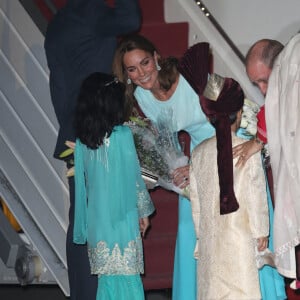 La duchesse Catherine de Cambridge et le prince William lors de leur arrivée au Pakistan pour une visite officielle de cinq jours, le lundi 14 octobre 2019 à la base aérienne Nur Khan à Rawalpindi, non loin de la capitale Islamabad.