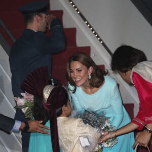 La duchesse Catherine de Cambridge et le prince William à leur arrivée au Pakistan pour une visite officielle de cinq jours, le lundi 14 octobre 2019 à la base aérienne Nur Khan à Rawalpindi, non loin de la capitale Islamabad.