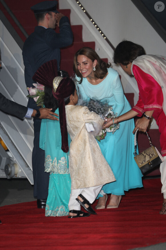 La duchesse Catherine de Cambridge et le prince William à leur arrivée au Pakistan pour une visite officielle de cinq jours, le lundi 14 octobre 2019 à la base aérienne Nur Khan à Rawalpindi, non loin de la capitale Islamabad.