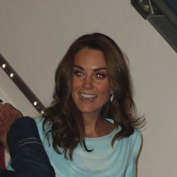 La duchesse Catherine de Cambridge et le prince William lors de leur arrivée au Pakistan pour une visite officielle de cinq jours, le lundi 14 octobre 2019 à la base aérienne Nur Khan à Rawalpindi, non loin de la capitale Islamabad.