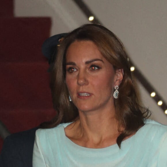 La duchesse Catherine de Cambridge et le prince William lors de leur arrivée au Pakistan pour une visite officielle de cinq jours, le lundi 14 octobre 2019 à la base aérienne Nur Khan à Rawalpindi, non loin de la capitale Islamabad.