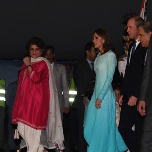 La duchesse Catherine de Cambridge et le prince William lors de leur arrivée au Pakistan pour une visite officielle de cinq jours, le lundi 14 octobre 2019 à la base aérienne Nur Khan à Rawalpindi, non loin de la capitale Islamabad.