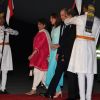 La duchesse Catherine de Cambridge et le prince William lors de leur arrivée au Pakistan pour une visite officielle de cinq jours, le lundi 14 octobre 2019 à la base aérienne Nur Khan à Rawalpindi, non loin de la capitale Islamabad.