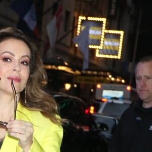 Alyssa Milano arrive dans les studios de l'émission 'Good Morning America' pour faire la promotion de son nouveau livre 'Hope: Project Middle School' à New York, le 14 octobre 2019.