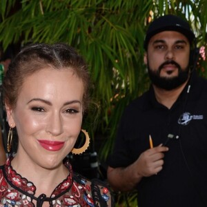 Alyssa Milano fait un speech lors de la journée caritative Actions for Change Food and Music Festival au Pine Trail Park à Parkland en Floride, le 30 septembre 2018