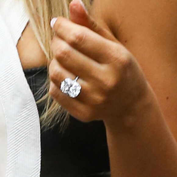 Kim Kardashian en plein shopping à Miami, le 29 novembre 2013. Gros plan sur l'incroyable bague de fiançailles que Kanye West avait offerte à Kim Kardashian et qui a été dérobée, trois ans plus tard, lors du fameux braquage réalisé dans la nuit du 2 au 3 octobre 2016, rue Trochet à Paris. 