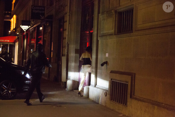 Kendall Jenner arrive après le braquage - Kim Kardashian a été attaquée dans l'hôtel résidence des Kardashian rue Tronchet par des assaillants armés déguisés en policiers à 2h40 du matin à Paris le 3 octobre 2016.