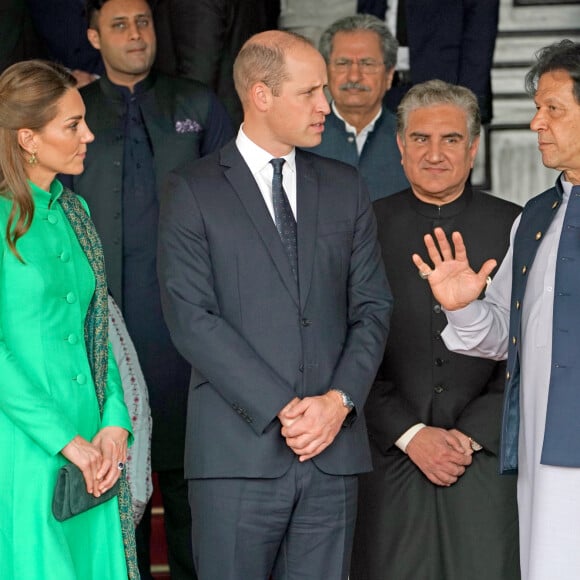 Le prince William et Kate Middleton en compagnie du Premier ministre Imran Khan, à la sortie d'une réunion au Palais présidentiel d'Islamab, dans la cadre de leur visite officielle de cinq jours. Pakistan, le 15 octobre 2019.