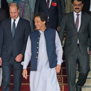 Le prince William et Kate Middleton en compagnie du Premier ministre Imran Khan, à la sortie d'une réunion au Palais présidentiel d'Islamab, dans la cadre de leur visite officielle de cinq jours. Pakistan, le 15 octobre 2019.