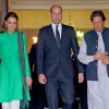 Le prince William et Kate Middleton en compagnie du Premier ministre Imran Khan, à la sortie d'une réunion au Palais présidentiel d'Islamab, dans la cadre de leur visite officielle de cinq jours. Pakistan, le 15 octobre 2019.
