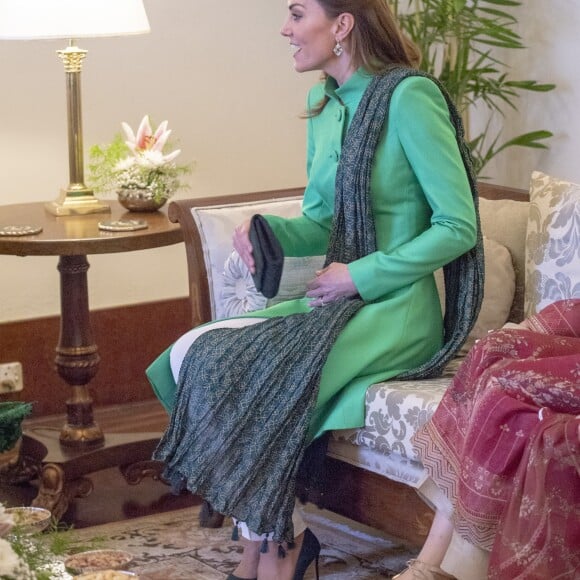 Le prince William, duc de Cambridge, et Catherine (Kate) Middleton, duchesse de Cambridge, en entretien avec la président pakistanais Arif Alvi à sa résidence présidentielle d'Islamabad, dans le cadre de leur visite officielle de 5 jours. Pakistan, le 15 octobre 2019.