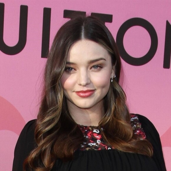 Miranda Kerr, enceinte, au photocall d'une soirée organisée par "Louis Vuitton" à Los Angeles, le 27 juin 2019.