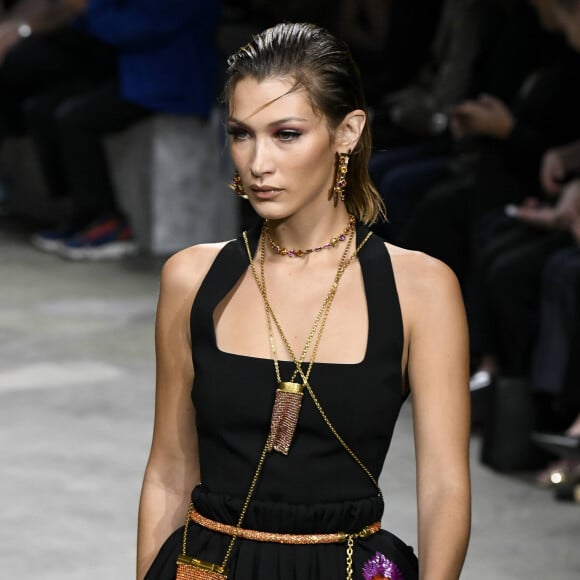 Bella Hadid au défilé Versace Collection Prêt-à-Porter Printemps/Eté 2020 lors de la Fashion Week de Milan, le 20 septembre 2019.