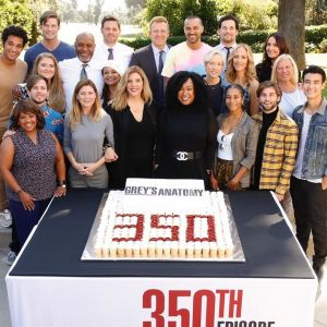 L'équipe de Grey's Anatomy fête le 350e épisode de la série. Octobre 2019.