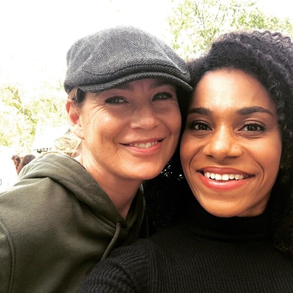 Ellen Pompeo et Kelly McCreary sur le tournage de la 16e saison de Grey's Anatomy. Le 8 octobre 2019.