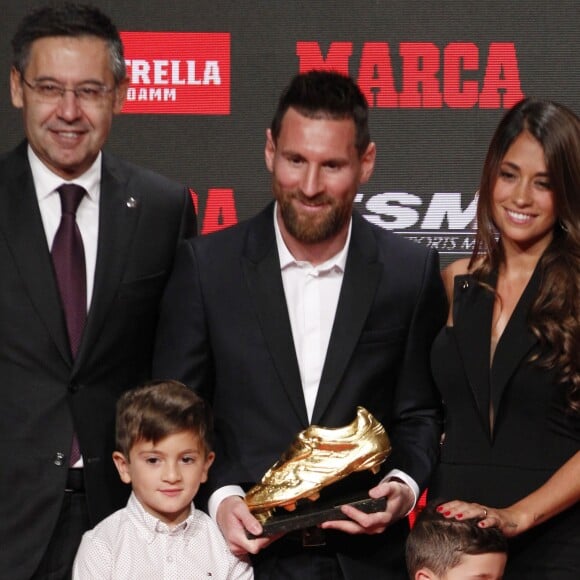 Le joueur du FC Barcelone, Lionel Messi reçoit le sixième "Soulier d'or" de sa carrière, en présence de sa femme Antonella Roccuzzo et de ses fils Thiago et Mateo à Barcelone, le 16 octobre 2019.