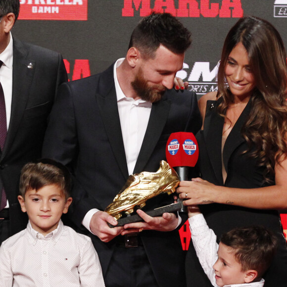 Le joueur du FC Barcelone, Lionel Messi reçoit le sixième "Soulier d'or" de sa carrière, en présence de sa femme Antonella Roccuzzo et de ses fils Thiago et Mateo à Barcelone, le 16 octobre 2019.