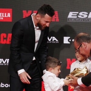 Le joueur du FC Barcelone, Lionel Messi reçoit le sixième "Soulier d'or" de sa carrière, en présence de sa femme Antonella Roccuzzo et de ses fils Thiago et Mateo à Barcelone, le 16 octobre 2019.