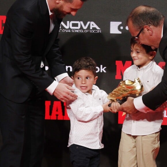 Le joueur du FC Barcelone, Lionel Messi reçoit le sixième "Soulier d'or" de sa carrière, en présence de sa femme Antonella Roccuzzo et de ses fils Thiago et Mateo à Barcelone, le 16 octobre 2019.