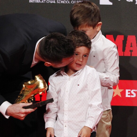 Le joueur du FC Barcelone, Lionel Messi reçoit le sixième "Soulier d'or" de sa carrière, en présence de sa femme Antonella Roccuzzo et de ses fils Thiago et Mateo à Barcelone, le 16 octobre 2019.