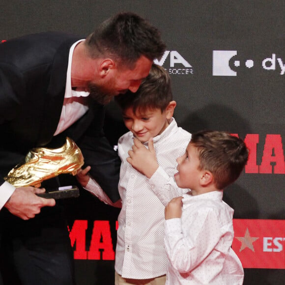 Le joueur du FC Barcelone, Lionel Messi reçoit le sixième "Soulier d'or" de sa carrière, en présence de sa femme Antonella Roccuzzo et de ses fils Thiago et Mateo à Barcelone, le 16 octobre 2019.