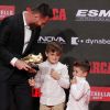 Le joueur du FC Barcelone, Lionel Messi reçoit le sixième "Soulier d'or" de sa carrière, en présence de sa femme Antonella Roccuzzo et de ses fils Thiago et Mateo à Barcelone, le 16 octobre 2019.