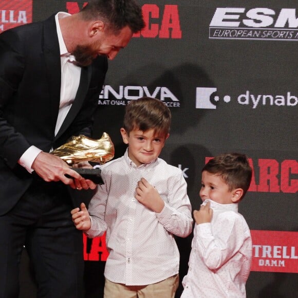 Le joueur du FC Barcelone, Lionel Messi reçoit le sixième "Soulier d'or" de sa carrière, en présence de sa femme Antonella Roccuzzo et de ses fils Thiago et Mateo à Barcelone, le 16 octobre 2019.