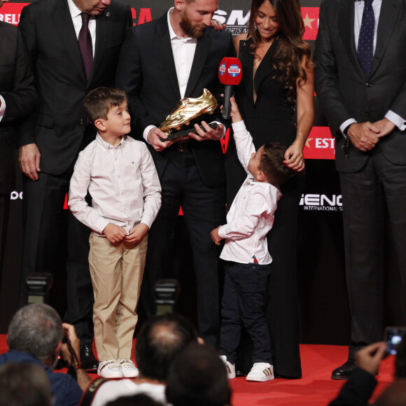 Le joueur du FC Barcelone, Lionel Messi reçoit le sixième "Soulier d'or" de sa carrière, en présence de sa femme Antonella Roccuzzo et de ses fils Thiago et Mateo à Barcelone, le 16 octobre 2019.