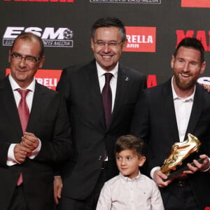 Le joueur du FC Barcelone, Lionel Messi reçoit le sixième "Soulier d'or" de sa carrière, en présence de sa femme Antonella Roccuzzo et de ses fils Thiago et Mateo à Barcelone, le 16 octobre 2019.