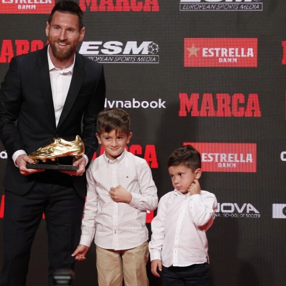 Le joueur du FC Barcelone, Lionel Messi reçoit le sixième "Soulier d'or" de sa carrière, en présence de sa femme Antonella Roccuzzo et de ses fils Thiago et Mateo à Barcelone, le 16 octobre 2019.