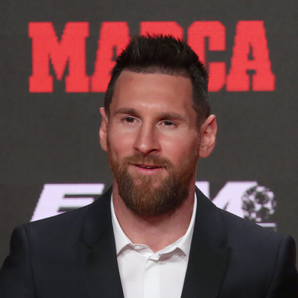 Le joueur du FC Barcelone, Lionel Messi reçoit le sixième "Soulier d'or" de sa carrière à Barcelone, le 16 octobre 2019.