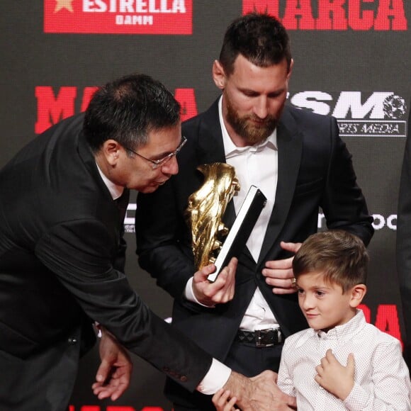 Le joueur du FC Barcelone, Lionel Messi reçoit le sixième "Soulier d'or" de sa carrière, en présence de sa femme Antonella Roccuzzo et de ses fils Thiago et Mateo à Barcelone, le 16 octobre 2019.