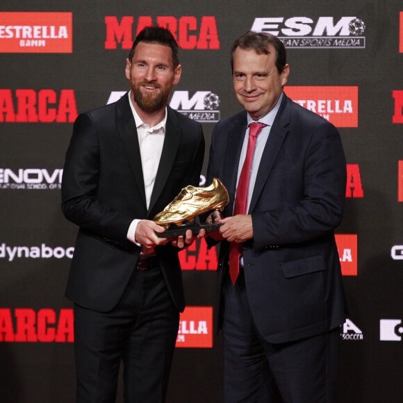 Le joueur du FC Barcelone, Lionel Messi reçoit le sixième "Soulier d'or" de sa carrière à Barcelone, le 16 octobre 2019.