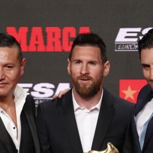 Le joueur du FC Barcelone, Lionel Messi reçoit le sixième "Soulier d'or" de sa carrière à Barcelone, le 16 octobre 2019.