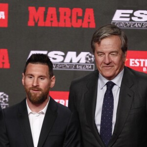 Le joueur du FC Barcelone, Lionel Messi reçoit le sixième "Soulier d'or" de sa carrière à Barcelone, le 16 octobre 2019.
