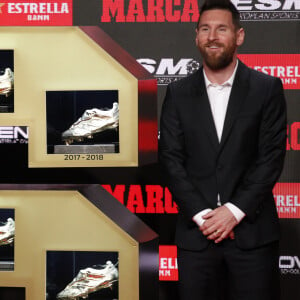 Le joueur du FC Barcelone, Lionel Messi reçoit le sixième "Soulier d'or" de sa carrière à Barcelone, le 16 octobre 2019.